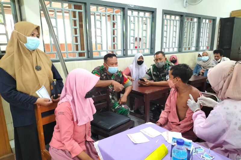 Stok vaksin kosong, target vaksinasi usia 6-11 tahun di Mataram molor