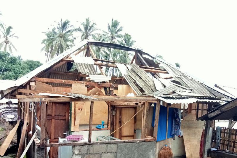Satu rumah tersambar petir di Desa Bolok Petung