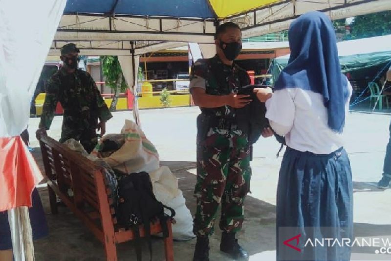 TNI sosialisasi vaksinasi dengan bagikan tas ke warga Boven Digoel