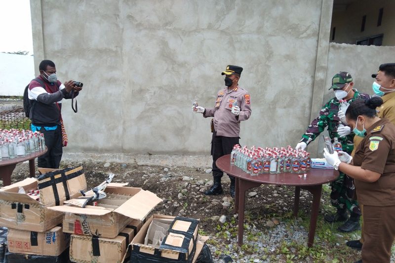 Polres Jayawijaya musnahkan 648 botol minuman beralkohol selundupan