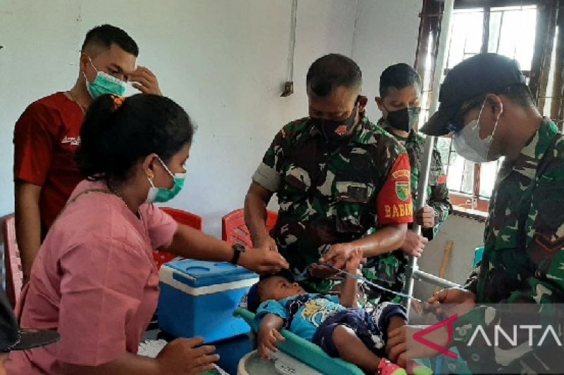 TNI bantu layanan kesehatan Posyandu warga Jita Mimika Papua