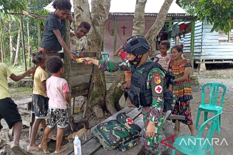 Satgas Yonif 711/Rks Melayani Warga Papus Dengan Kasih