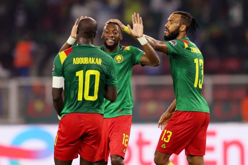 Kamerun ke perempat final setelah susah payah menekuk 10 pemain Comoros