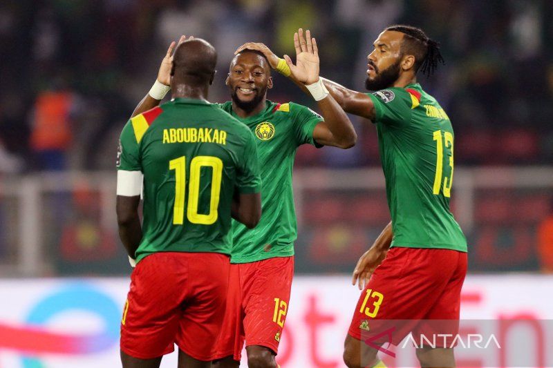 Piala Afrika-Kamerun ke perempat final setelah susah payah tekuk 10 pemain Comoros 2-1