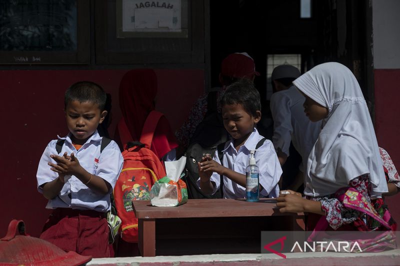 Vaksinasi Anak di Sekolah Dasar Negeri Porame