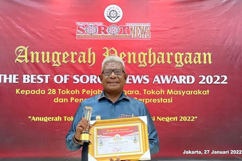 Wakil Bupati Mimika dapat penghargaan Sorot News Award 2022