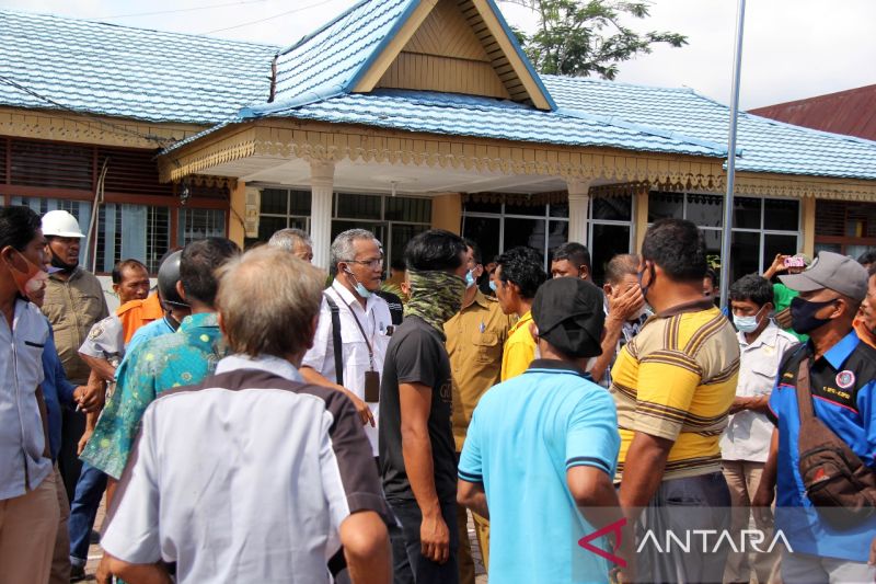 Aksi Damai Pekerja Bongkar Muat Pelabuhan Dumai