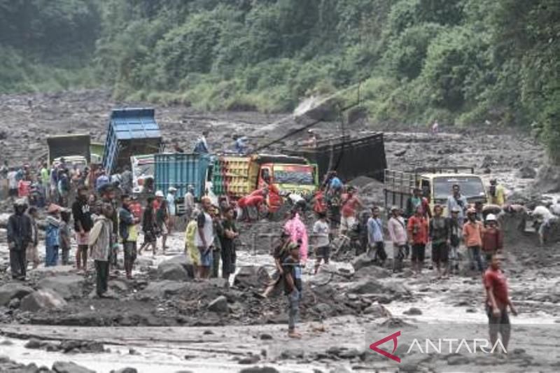 24 Truk Terjebak Banjir Lahar Gunung Merapi