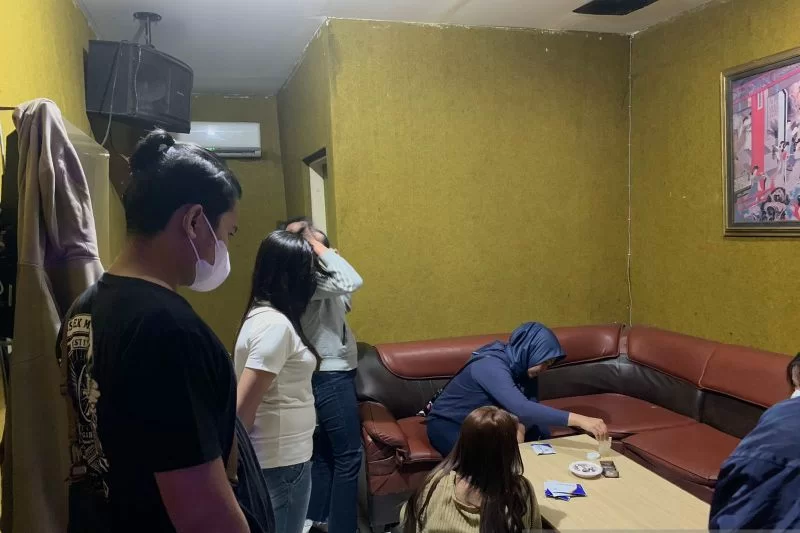 Satnarkoba Polres Sukabumi saat menyisir tempat hiburan malam, vila dan penginapan yang disinyalir mengedarkan minuman keras ilegal atau tanpa izin sekitar objek wisata pantai Kabupaten Sukabumi, Jabar pada Minggu (6/2/2022). ANTARA/Aditya Rohman