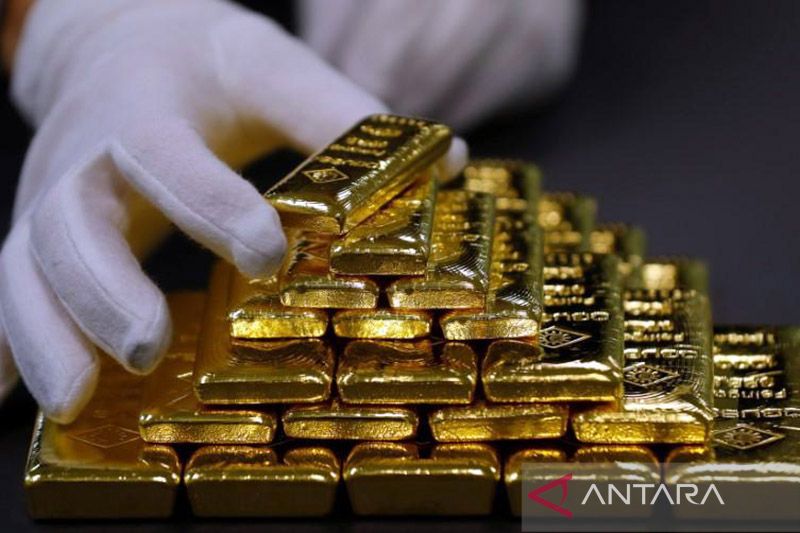 Saat dolar menguat, emas turun di bawah level kunci .000