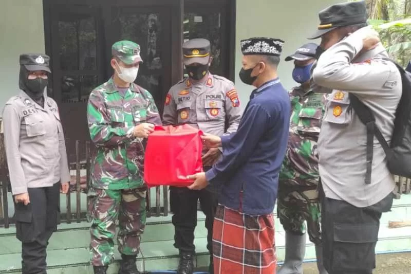 Personel TNI dan Polri bersilaturahmi kepada para kiai di Desa Wadas, Kecamatan Bener, Kabupaten Purworejo dan memberikan bantuan perlengkapan ibadah. ANTARA/HO - Humas Polda Jateng