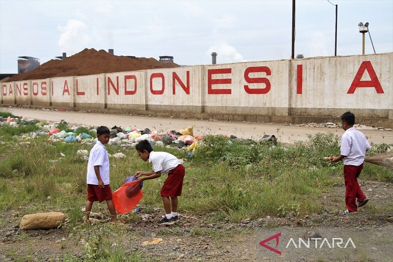 AKSI MURID SD BERSIHKAN SAMPAH