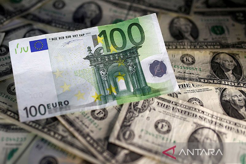 Dolar lesu ketika euro dekati puncak 9-bulan dan yen menguat