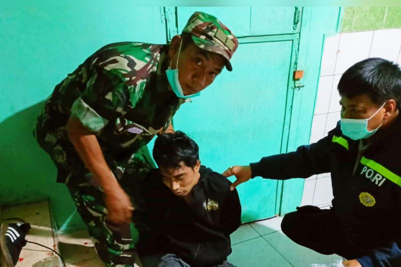 Anggota Tni Tangkap Pelaku Penusukan Warga Di Cengkareng Antara News