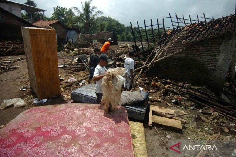 Banjir bandang terjang Brebes, lima rumah rata dengan tanah