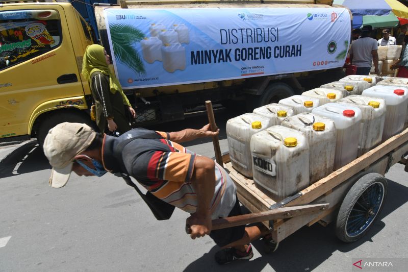 Distribusi Minyak Goreng Curah Untuk Pengecer - ANTARA News