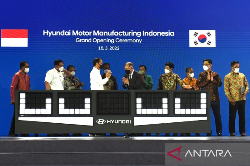 Presiden Jokowi resmikan mobil listrik rakitan Indonesia