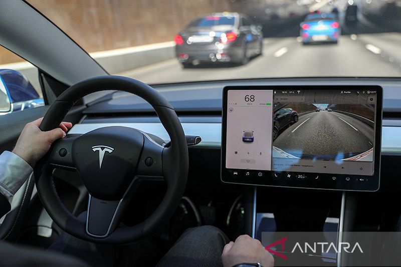 Tesla janjikan mobil futuristik untuk “robotaxi”