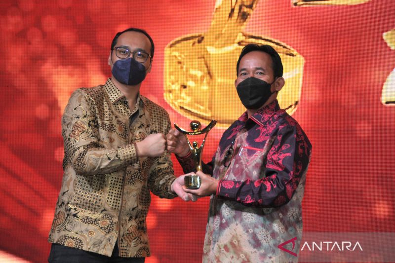 Dirut PTBA raih penghargaan Anugerah BUMN 2022