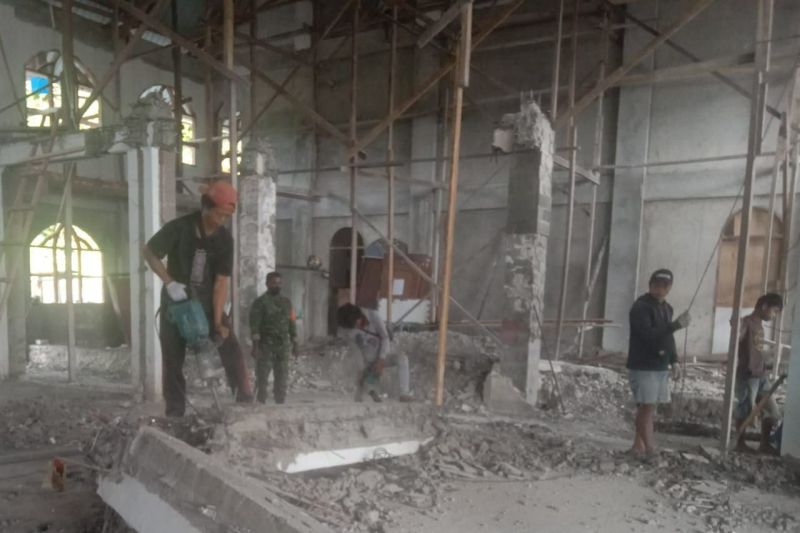 Babinsa Waropen bantu warga renovasi bangunan gereja