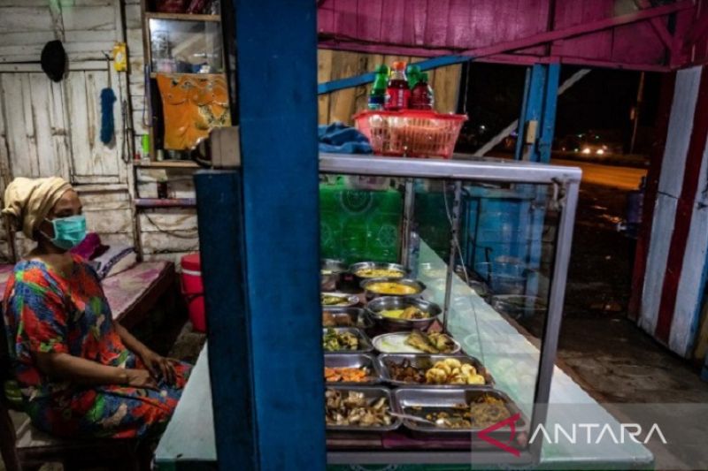 Pedasnya masakan Betawi di warung ini bikin lidah Anda bergoyang!