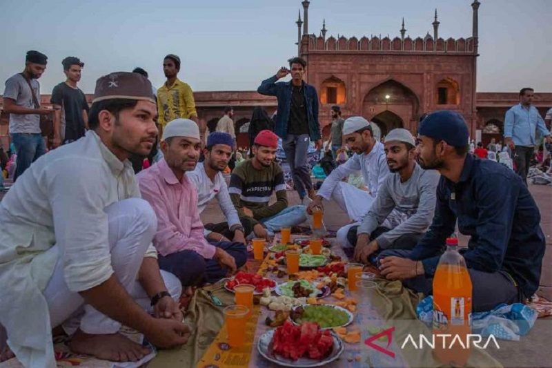 Suasana berbuka puasa di Masjid Jama New Delhi