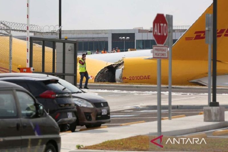 Pesawat kargo terbelah seusai mendarat darurat di bandara Kosta Rika