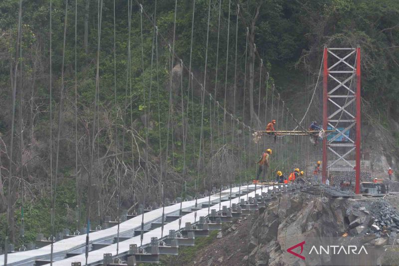 Pembangunan jembatan gantung darurat Gladak Perak di lereng Gunung Semeru