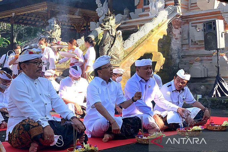 Gubernur dan wagub Bali peringati Tumpek Landep di Gianyar