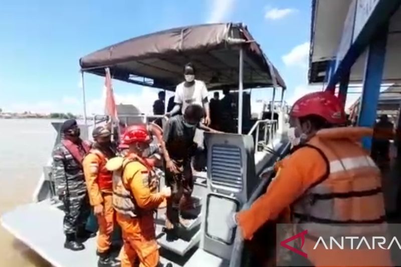 Basarnas Palembang evakuasi sembilan awak kapal terbalik di Laut Jawa