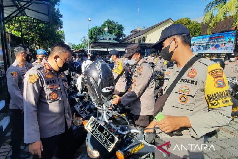 Kapolresta Mataram memeriksa kelaikan kendaraan pengamanan mudik Lebaran