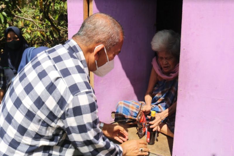Dinsos Polewali Mandar salurkan kebutuhan pokok kepada warga lanjut usia