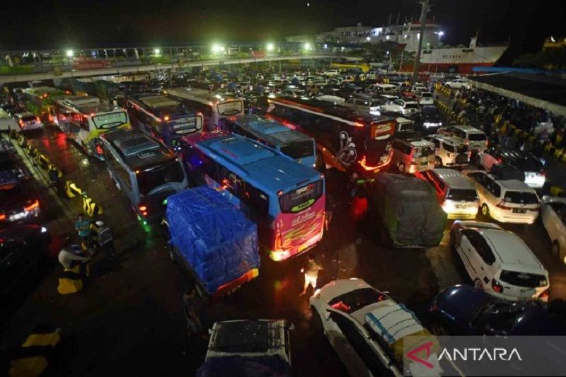 Antrean kendaraan di Pelabuhan Merak