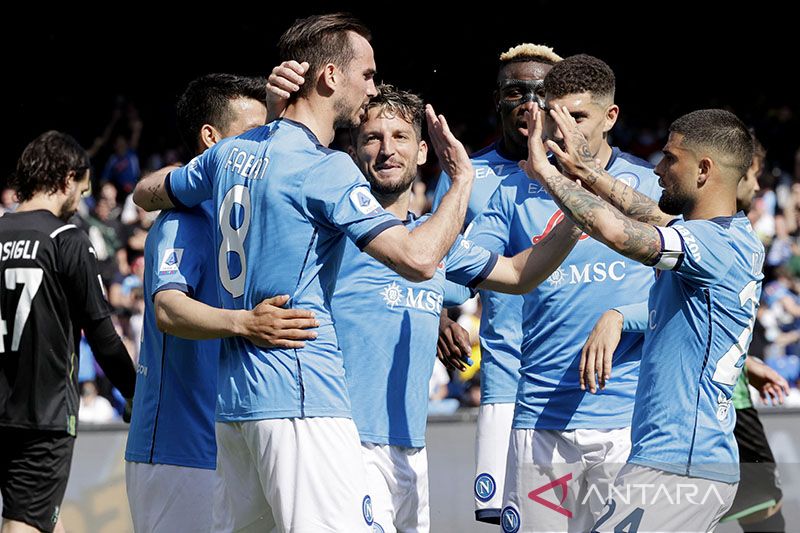 Dua gol Dries Martens bantu Napoli gulung Sassuolo 6-1