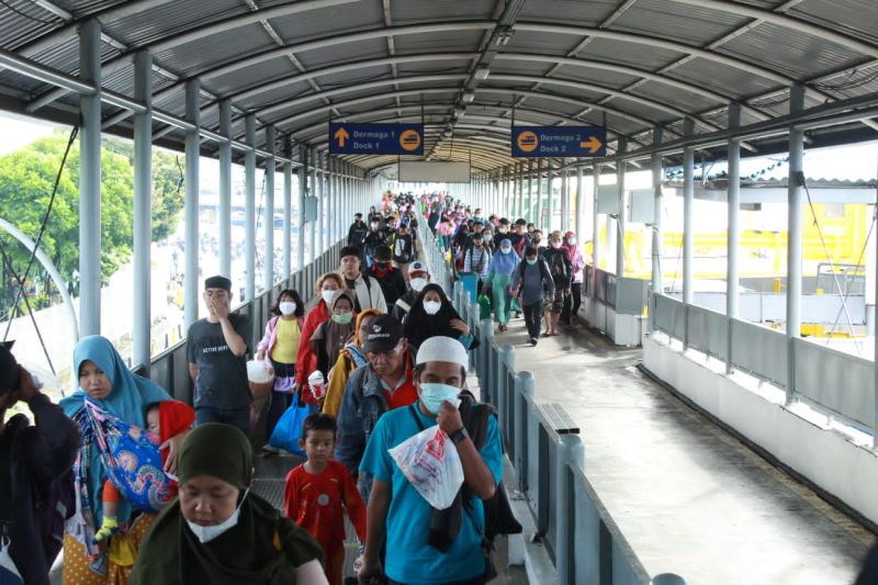 Pemudik pejalan kaki dari Pulau Jawa turun di Pelabuhan Bakauheni