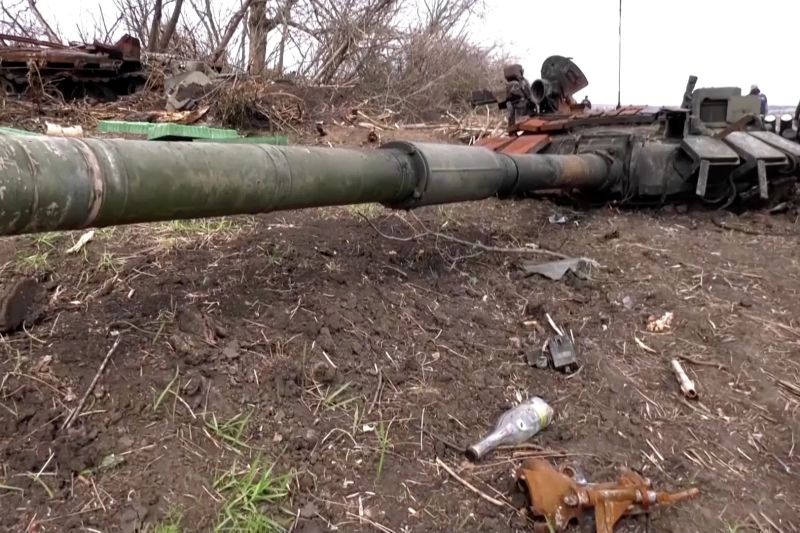Militer Ukraina menunjukkan pangkalan Rusia yang ditinggalkan