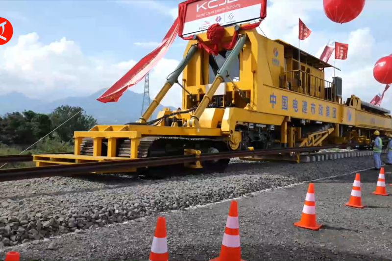 Proyek Kereta Cepat Jakarta-Bandung mulai pemasangan rel