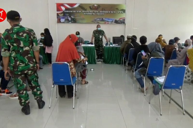 TNI salurkan bantuan tunai untuk 24 ribu PKL & nelayan di Tangerang
