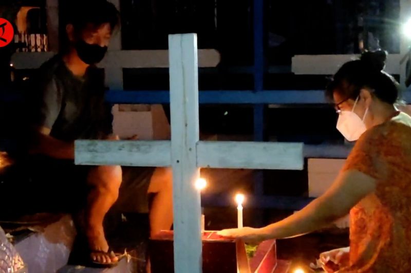 Tradisi kunjungi makam di Malam Paskah di Palangka Raya