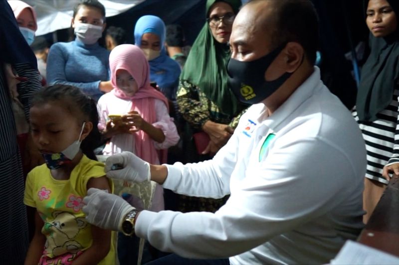 Warga Gorontalo antusias ikuti vaksinasi COVID-19 di malam hari