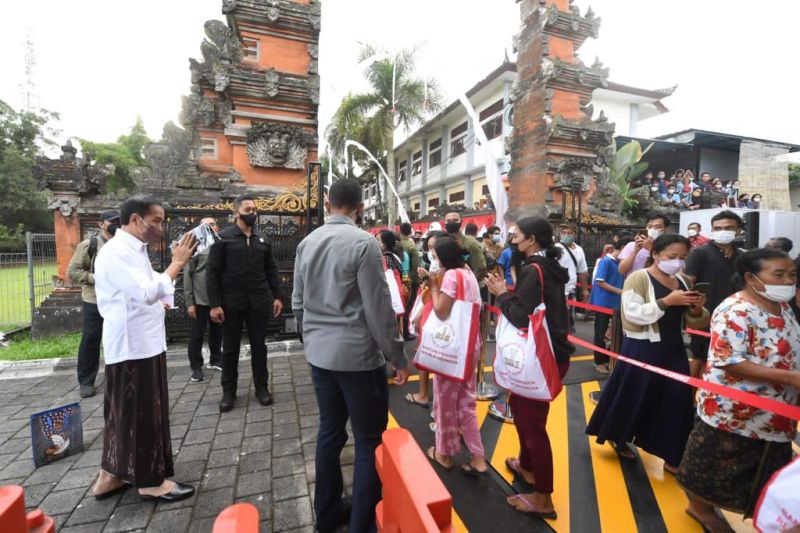 Kemarin, Presiden bagi sembako hingga skema endemi COVID-19