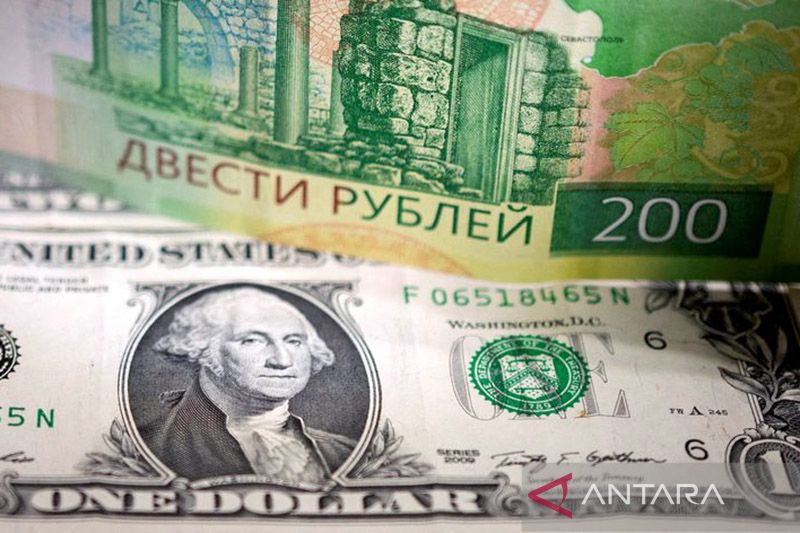Rubel stabil, saham Rusia di tertinggi 7 bulan karena minyak melonjak