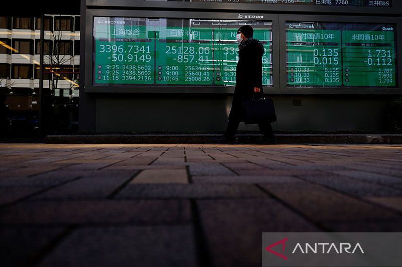 Pasar saham Asia dibuka sedikit lebih tinggi, sementara dolar melemah
