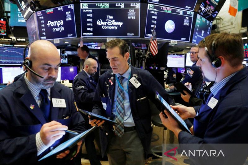 Wall Street berakhir lebih rendah, investor mempertimbangkan pandangan mereka terhadap bank
