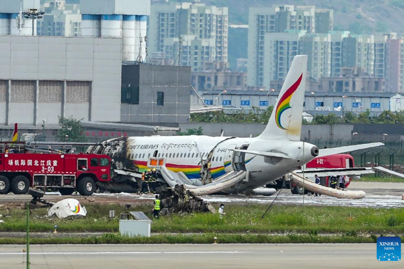 Pesawat Tibet Airlines berpenumpang 133 orang terbakar
