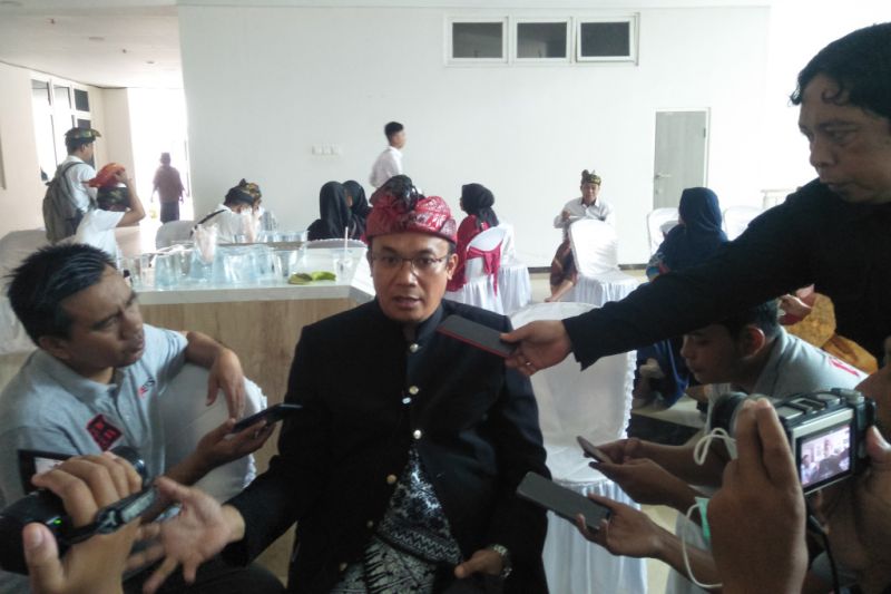 Dispertanak Lombok Tengah semprotkan disinfektan di Pasar Hewan cegah PMK