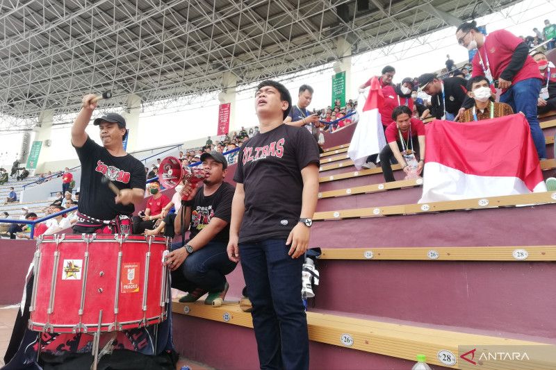 Suporter Indonesia terus semangati timnas di Stadion Viet Tri