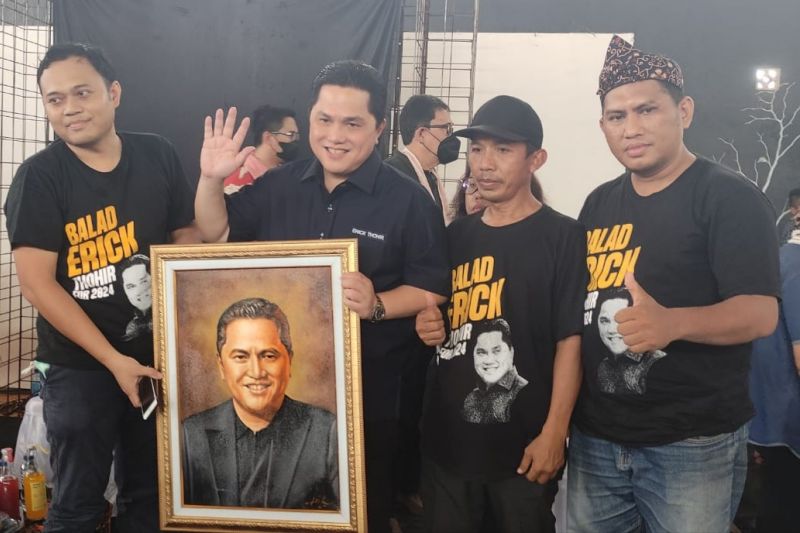 Menteri BUMN dapat cenderamata lukisan wajah dari Balad Erick