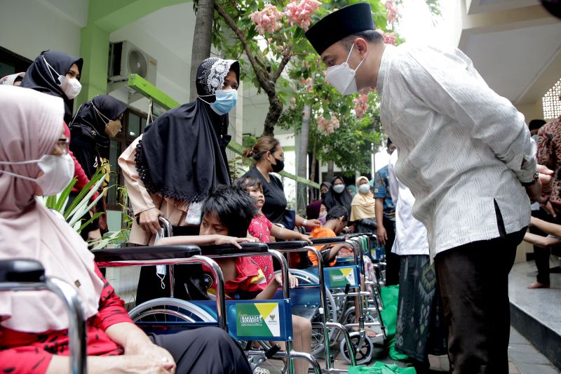 Baznas-Pemkot Surabaya berikan 729 kursi roda hingga tebus 300 ijazah