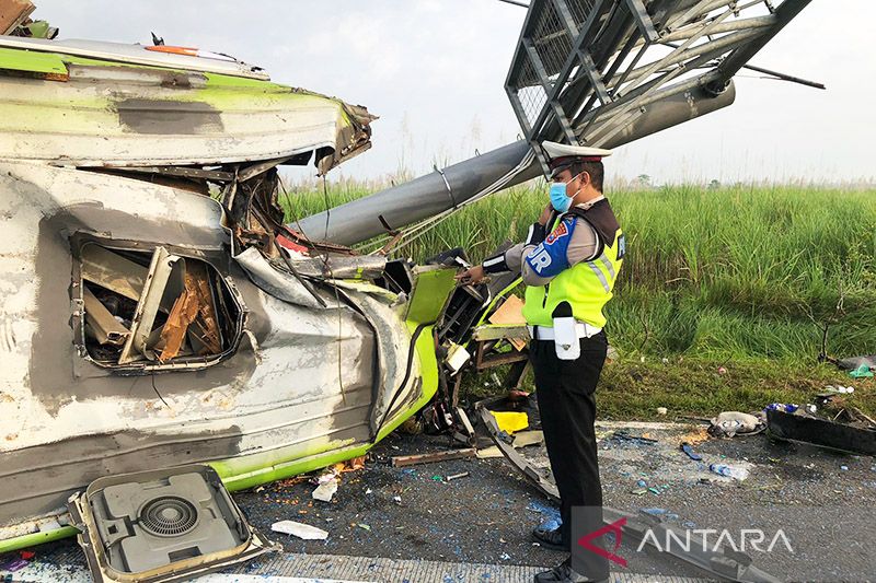 13 orang meninggal akibat kecelakaan bus di tol Surabaya-Mojokerto